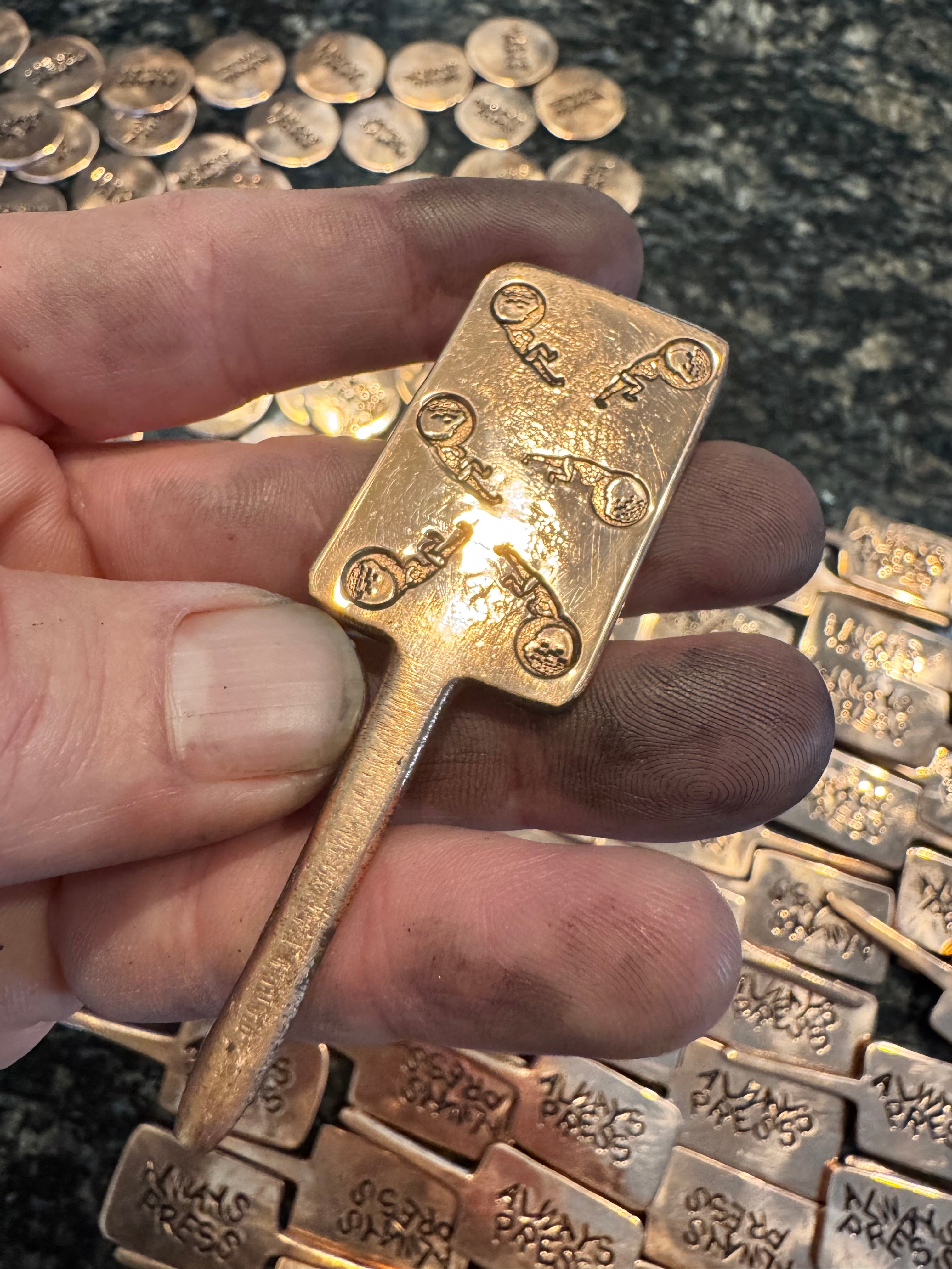 The ALWAYS PRESS Pressman divot tool